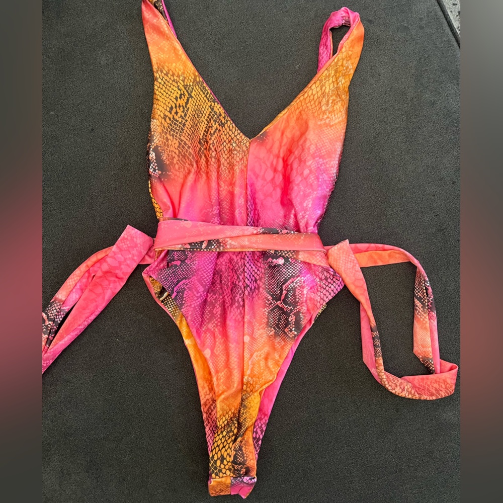 Small one piece - Picture 2 of 3